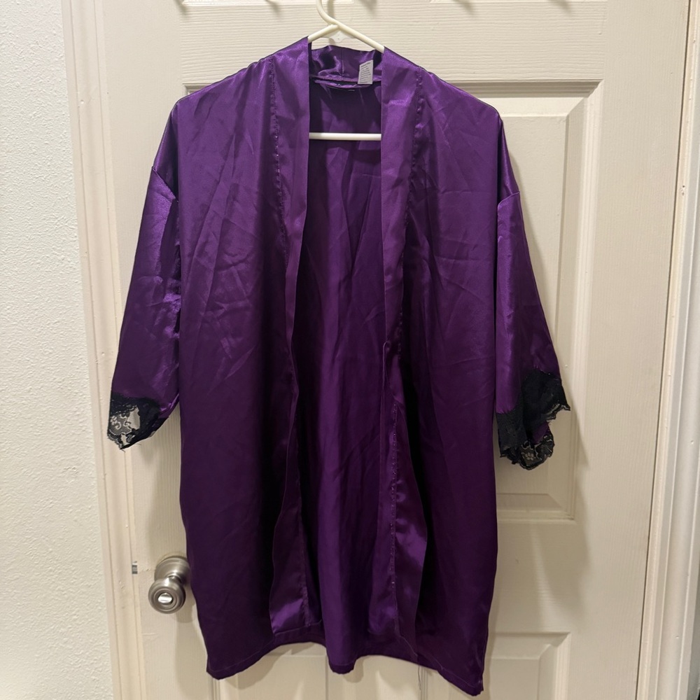 Lace sleeve satin robe